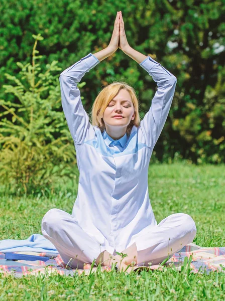 Chica meditar en la alfombra verde hierba pradera naturaleza fondo. Mujer relajante practicando meditación. Meditar todos los días. Razones por las que deberías meditar todos los días. Encuentra un minuto para relajarte. Despeja tu mente — Foto de Stock