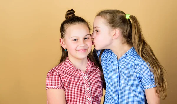 Nothing like sisterly love. Adorable girl kissing her little sister with love. A moment of pure love between small children. Family love — Stock Photo, Image