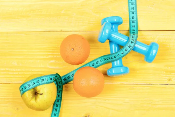 饮食概念，哑铃重量与测量磁带、 橙和苹果 — 图库照片