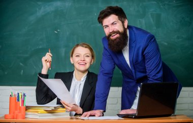 Şuna bak. öğretmen ve öğrenci sınavda. işadamı ve sekreter. Okula geri dön. Örgün olmayan eğitim. kağıt işleri. ofis hayatı. iş çift dizüstü bilgisayar ve belgeler kullanın. Dijital çağda yaşamak