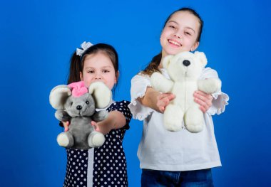 aile günü. oyuncakçı dükkanı. çocuk günü. mutlu küçük kız kardeşler kızlar oyun odasında oyun oynuyor. El yapımı. dikiş ve diy el sanatları. anaokulunda oyun alanı. yumuşak ayı oyuncakları ile küçük kızlar. mutlu aile