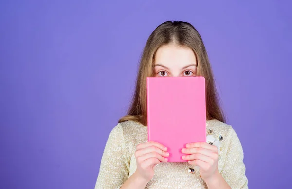 Tištěná literatura. Rozkošné malé dítě, které zakrýval knihu dětské literatury. Roztomilá holčička, která čte knížku v anglické literatuře. Literatura pro doplňkové čtení, místo kopírování — Stock fotografie