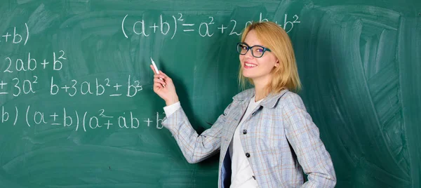 En la escuela. Enseñanza en casa. Mujer feliz. profesor en la lección de escuela. Estudio y educación. Escuela moderna. Día del conocimiento. De vuelta a la escuela. Día del maestro. mujer en el aula. Felices graduados universitarios — Foto de Stock