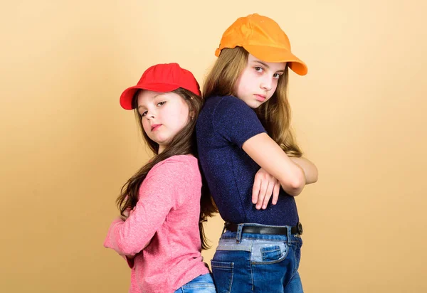 Ser un hipster. Adorables hipsters. Niños pequeños que usan ropa y accesorios de estilo hipster. Lindos hipsters pequeños con aspecto de moda — Foto de Stock