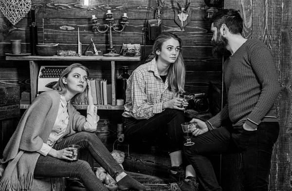 Amigos, familia pasar la noche agradable, fondo interior. Concepto de conversación sincera. Chicas y hombres en caras felices sostienen tazas metálicas, hablando. Familia disfrutar de la conversación en la casa de guardabosques —  Fotos de Stock