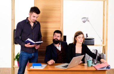 Tam konsantrasyon işte. Ofisteki profesyonel insanlar. Başarılı iş adamları ve kadın iş için bilgisayar kullanarak. Ekip çalışması ve ortaklıkla ilgili iş arkadaşları