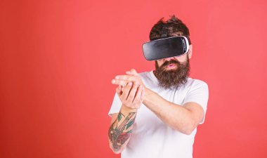 Vr sakallı adam çekim, kırmızı arka plan gözlük. VR gadget kavramı. Adam kafa monte görüntü çekimi topu bulunan sanal gerçeklik ile. Hipster meşgul yüz oynamak sanal gerçeklik