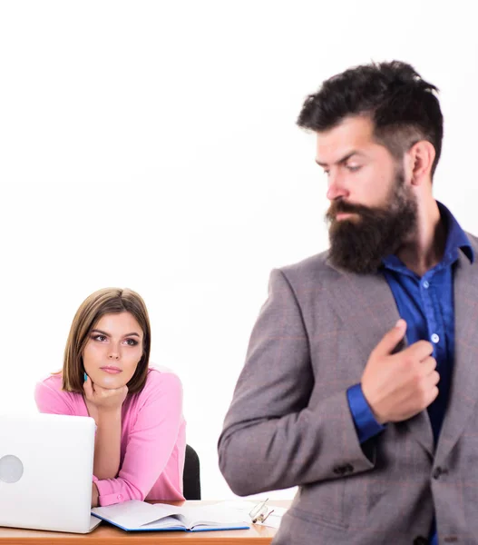 自信和魅力。漂亮的女人在办公室看着留着胡子的男人。性感的女老板和男员工一起工作。坐在办公桌前的商务女性，有笔记本电脑。正式穿着的感性女人 — 图库照片
