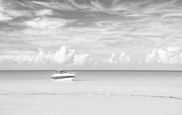 Ελκυστική θέα εξωτική πολύχρωμη παραλία με σκάφος σε καταγάλανα νερά — Φωτογραφία Αρχείου