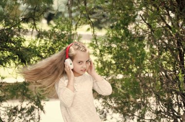 Kulaklık takıp müzik dinlemekten hoşlanan tatlı küçük kız.