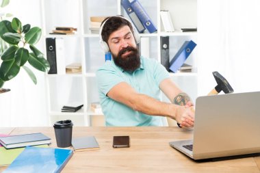 Bilgisayar gecikmesi. Bilgisayar gecikmesi nedenleri. Yavaş gecikme lisi nasıl düzeltilir. Nefret ofis rutini. Adam sakallı adam kulaklık ofis bilgisayarda çekiç salıncak. Yavaş internet bağlantısı. Eski yazılımlar