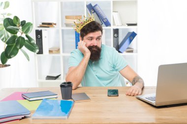 Büyüklükten bıktım. Bölüm başkanı. Adam sakallı yönetici işadamı girişimci altın taç giymek. Üst düzey yönetici merkez ofisi. Kendine güvenen patron zaferin tadını çıkarıyor. Baş ve patron kavramı. Ofis kralı