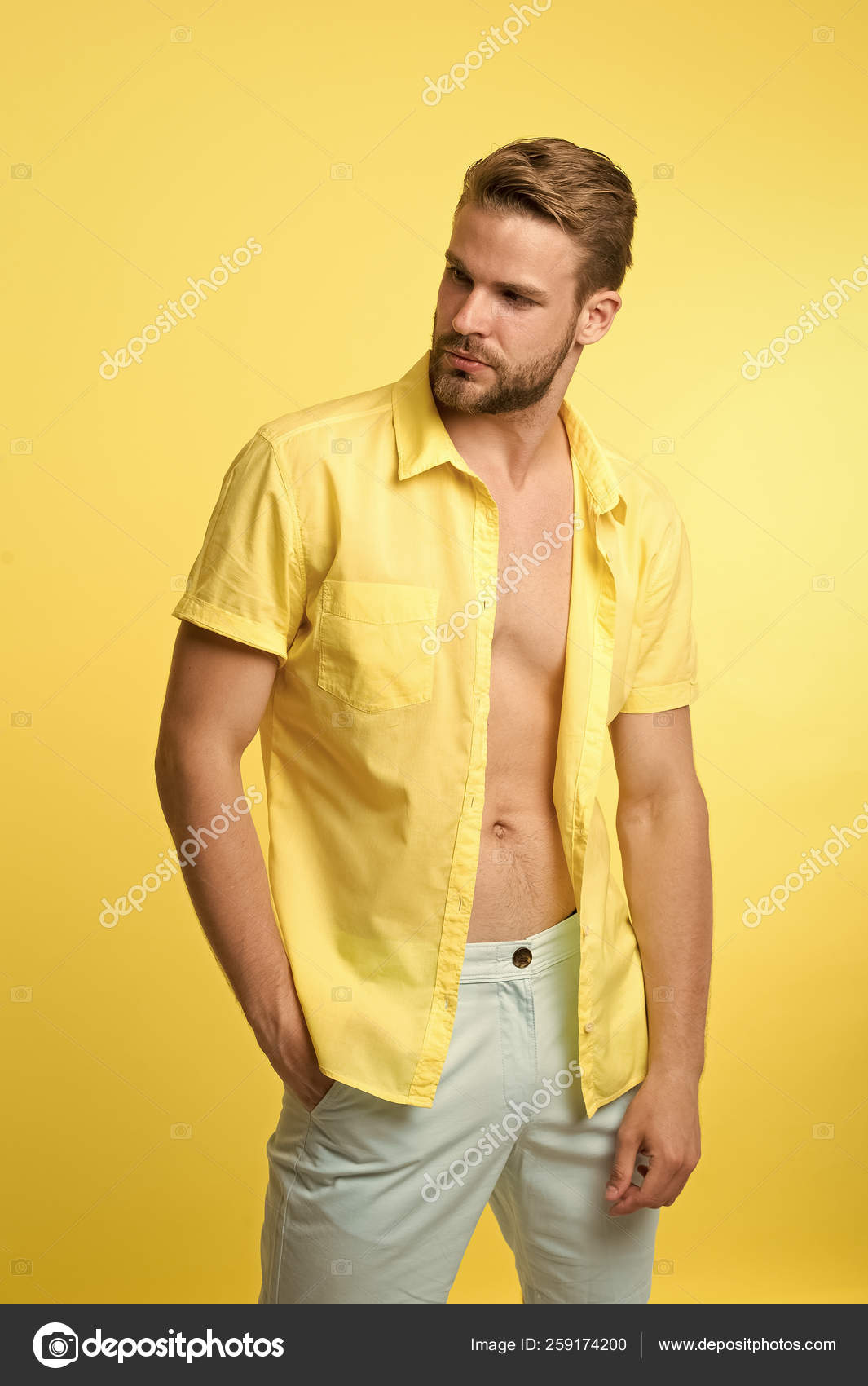 Hombre rostro tranquilo posando con confianza fondo El