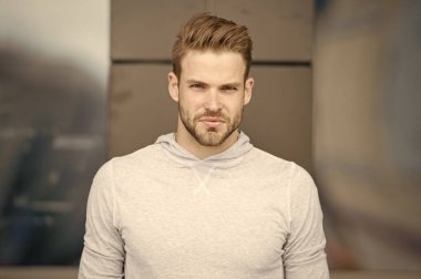 Güven yayar. Adam çekici Bakımı stil ve görünüm sakallı. Kıl katı yüz kentsel arka planı olan adam. Sakal veya tıraşsız adam görünüyor yakışıklı ve serin adam. Güven kavramı