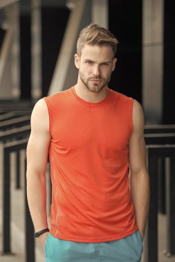 Pedometre gadget ile eğitim sporcu elini cebine koy. Spor araç konsepti. Adam atlet sıkı yüz spor ekipmanları kentsel arka plan ile. Atlet fitness izci veya adım sayar. Sıkı çalışmaya hazır