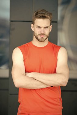 Metroseksüel kavramı. Adam tarzı ve görünümü hakkında çekici bakım sakallı. Adam kesin yüz kas omuz kentsel arka plan kıl. Sakal kas adam adam yakışıklı ve serin görünüyor