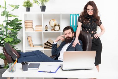 İş adamları ve ofis çalışanları. Seksi sekreter kişisel asistanı. Tipik ofis hayatı. Sakallı hippi patron deri koltukta oturuyor. İş yerindeki patron ve sekreter kız.