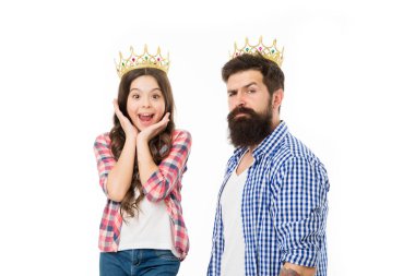 O benim küçük prensesim. Sakallı adam kızıyla gurur duyuyor. Erkek altın taç ve küçük kız çocuk prenses. Gelmiş geçmiş en iyi kız. Kraliyet ailesi. Kral ve prenses. Mutlu aile beyaz arka plan