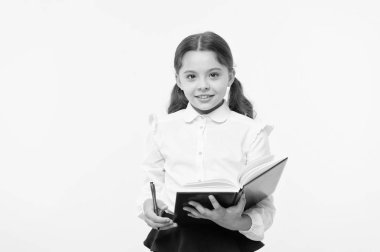 Çocuk kız okul tek tip kıyafet kitap ve kalem tutun. Kız şirin yazmak fikir notlar aşağı. Notlar hatırlamak. Kompozisyon ya da notlar yazmak. Kişisel zamanlama. Notlar yapma. Çocuk okul üniformalı çocuk ödev