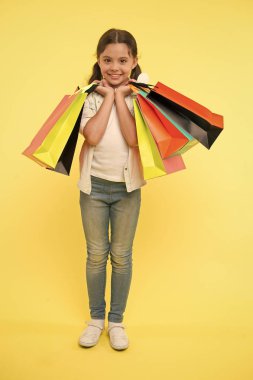 Okul alışveriş geri kazanmak nasıl. Okula geri sezon bütçeleme öğretmek için büyük zaman temelleri çocuk. Kız alışveriş torbaları taşır. Okul sezonu satın malzemeleri kıyafetleri için önceden hazırlama