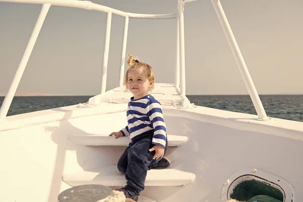 Concetto di bambino. I bambini viaggiano sulla nave. Ai bambini piace viaggiare in mare. Ragazzo a bordo. Vacanze estive e vagabondaggio — Foto Stock