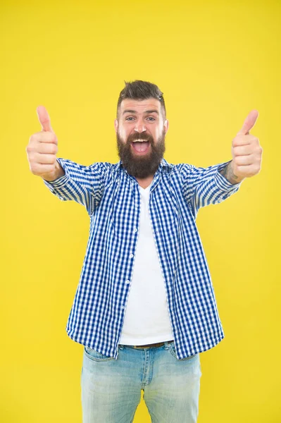 ¡Buen trabajo! Barba de moda y concepto de barbero. Hombre barbudo hipster elegante barba fondo amarillo. Las puntas de barbero mantienen la barba. Barba elegante y cuidado del bigote. Aspecto hipster. Expresión emocional — Foto de Stock