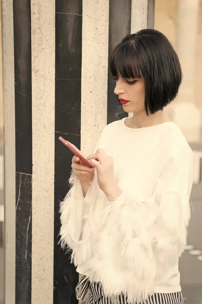 Data cancelada enviar mensagem. Menina senhora elegante com bob penteado mensagens de texto smartphone ao ar livre fundo urbano. Mulher modelo elegante posando ao ar livre. Menina morena bob penteado parece elegante — Fotografia de Stock