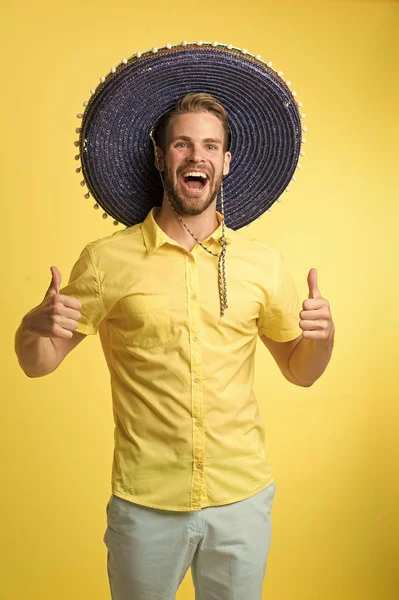 Homme gai visage humeur festive posant en sombrero chapeau fond jaune. Le type aux poils a l'air festif au sombrero. Fête et concept de vacances. L'homme célèbre la fête nationale traditionnelle mexicaine — Photo