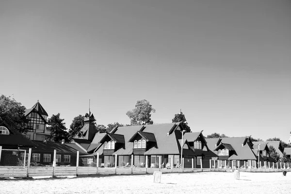 Casas de férias na praia arenosa — Fotografia de Stock