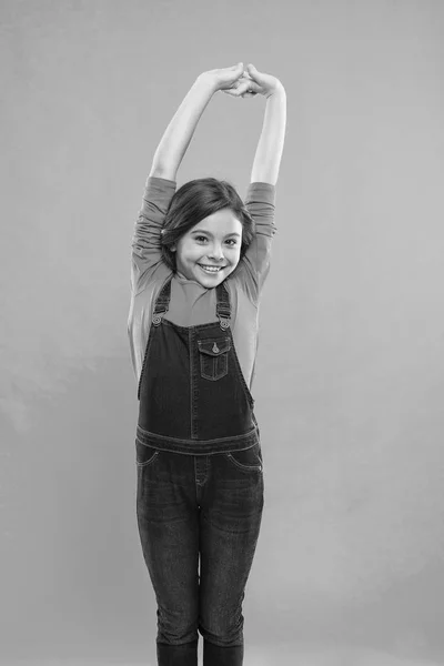 Dia internacional das crianças. moda de criança pequena. Menina feliz. Beleza e moda. menina pequena criança com cabelo perfeito. Felicidade infantil. A partilhar novas ideias. Ela é muito gira. — Fotografia de Stock