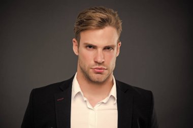 Hayatı ciddiye alıyor. Tıraşsız yüzündeki kıl olan adam. Formal giyim yakışıklı işadamı. Berber salonu ve erkek güzellik. Genel Kurul liderlik yüzü. iş. Güven ve karizma