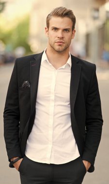 İleri isteyen işadamı. Bakımlı zarif resmi takım elbise kentsel arka plan yürür. İşadamı yakışıklı çekici office çalışan emin yüz. İşadamı ciddi yürüyüş sırasında öğle yemeği zamanı