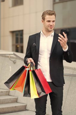 Çanta onay indirim online ile smartphone ise bir dakika dostum. Adam taşımak grup alışveriş torbaları. Üstünde siyah Cuma alışveriş karlı fırsatlar. Kağıt torbalar alışveriş sonra oğlan. Siyah Cuma indirimli kavramı