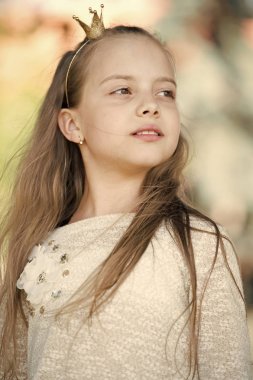 Küçük mutlu bir prenses kızın portresi.