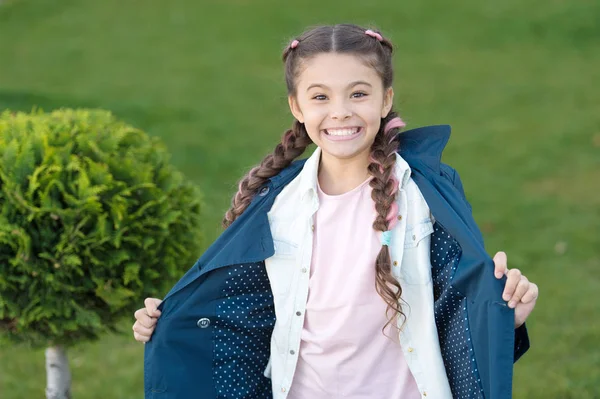 気分がいい。秋の天気。ヒノキの木。トゥハとの幸せな子供。いい子だ。流行の髪型の女の子。春の気分。女の子のためのファッション。公園や屋外。常に良い気分で — ストック写真