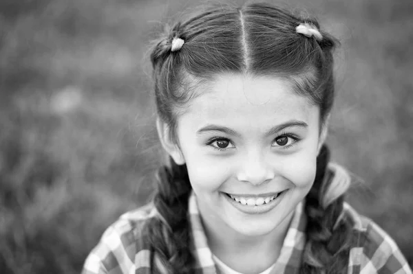 Desfrutando da época de outono. Criança pequena feliz sorrindo. Criança feliz na paisagem de outono. Menina criança se divertir um pouco no outono. Relaxamento e atividades divertidas — Fotografia de Stock