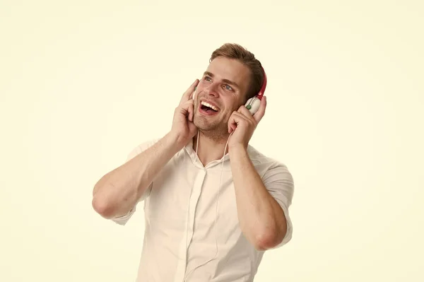 Lieblingssender. Mann hört Lieblingslied über Kopfhörer mit Smartphone und singt. Mann hört gerne Musik Radiosender isoliert weißen Hintergrund. Kerl Kopfhörer Radio hören — Stockfoto