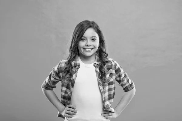 Menina pequena criança com cabelo perfeito. Menina feliz. Beleza e moda. moda de criança pequena. Felicidade infantil. Dia internacional das crianças. seu olhar é ótimo. Jovens e bonitos — Fotografia de Stock