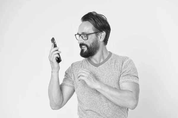 Hipster uso alegre smartphone. Homem usuário feliz do smartphone moderno. Mantenha contato com o smartphone moderno. Junte-se à comunidade online. Conceito amigável. Homem animado sobre oportunidades de telefone móvel — Fotografia de Stock