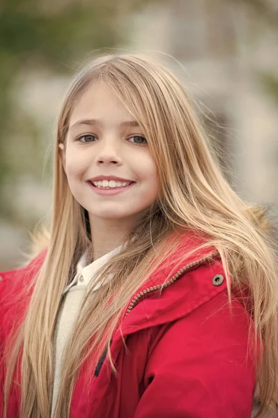 Dítě s blond dlouhé vlasy úsměv venkovní — Stock fotografie