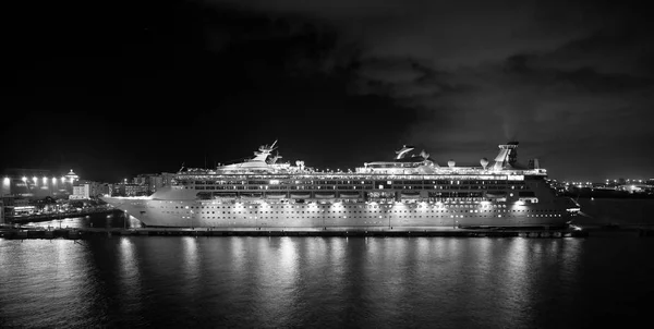 Grote verlichte schip in avond — Stockfoto