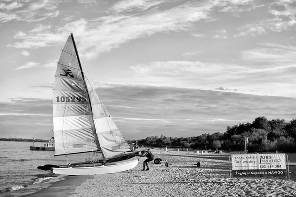 Yacht sur la plage de sable fin — Photo