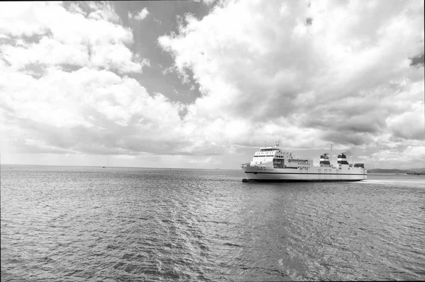青い海で近代的な船 — ストック写真