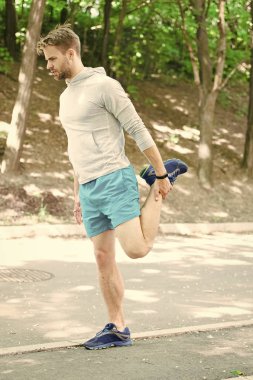 Sporcu her zaman antrenmandan sonra esneme hareketleri yapar. Sporcu kasları dışarıda çalıştırın. Erkek koşucu kendine güveni tam, bacak kaslarını esnetiyor. Her koşucu koşarken seviye yaralanmalarını azaltmayı bilmeli.