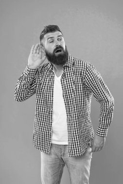 Gizli dinleme ve casusluk. Test işitme. Adam hipster tutun el daha iyi duymak için kulak yakınındaki sakallı. Adam el hurma ile daha iyi duymak deneyin. Sakal ve bıyık hipster işitme sorunları var