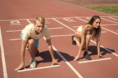 Erkek ve kadın düşük yüzey Stadyumu çalışan başlangıç. Çalışan rekabet ya da cinsiyet ırk. Daha hızlı sporcu zafer elde etmek. Çiftler için spor sorun. Herkesin şansı vardır. Eşit kuvvetler kavramı