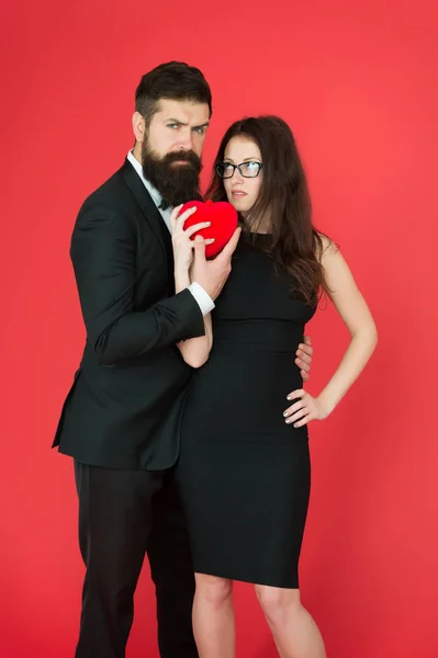 Feriado de dia dos namorados. Não brinques com o meu coração. Homem com barba e mulher feliz comemorar aniversário. Casal apaixonado namoro aniversário. Homem smoking e menina segurar ouvir brinquedo macio aniversário romântico — Fotografia de Stock