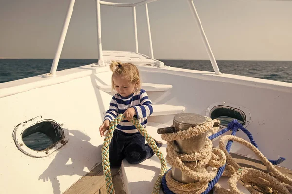 Concetto avventura. Avventura in mare. Bambino godere di avventura sulla nave. Di 'di sì a una nuova avventura — Foto Stock