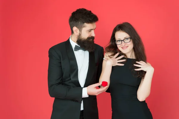 Dia dos namorados romântico. Casal sexy apaixonado. homem de smoking e senhora elegante na festa de noivado. Casal formal. anel na caixa. Homem barbudo faz proposta de casamento de mulher. amor romântico data e romance — Fotografia de Stock