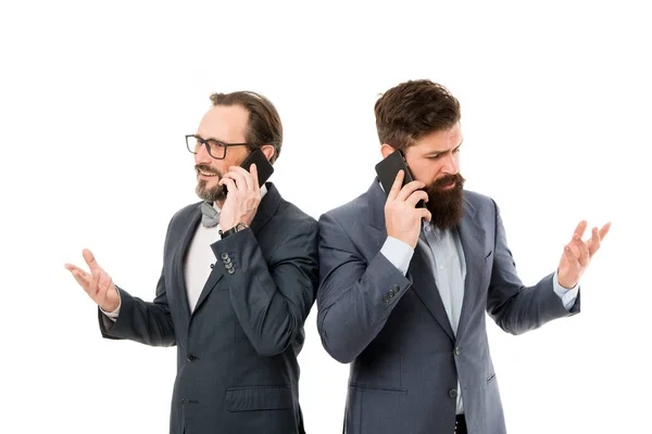 Συνεργασία των ανδρών που μιλούν τηλεφωνικά. συνεργασία και ομαδική εργασία. ώριμους άντρες. Ευέλικτη επιχείρηση. επιχειρηματική επικοινωνία κατά τη συνάντηση. επιτυχία της ομάδας. γενειοφόρους επιχειρηματίες με επίσημο κουστούμι. έννοια της εταιρικής σχέσης — Φωτογραφία Αρχείου